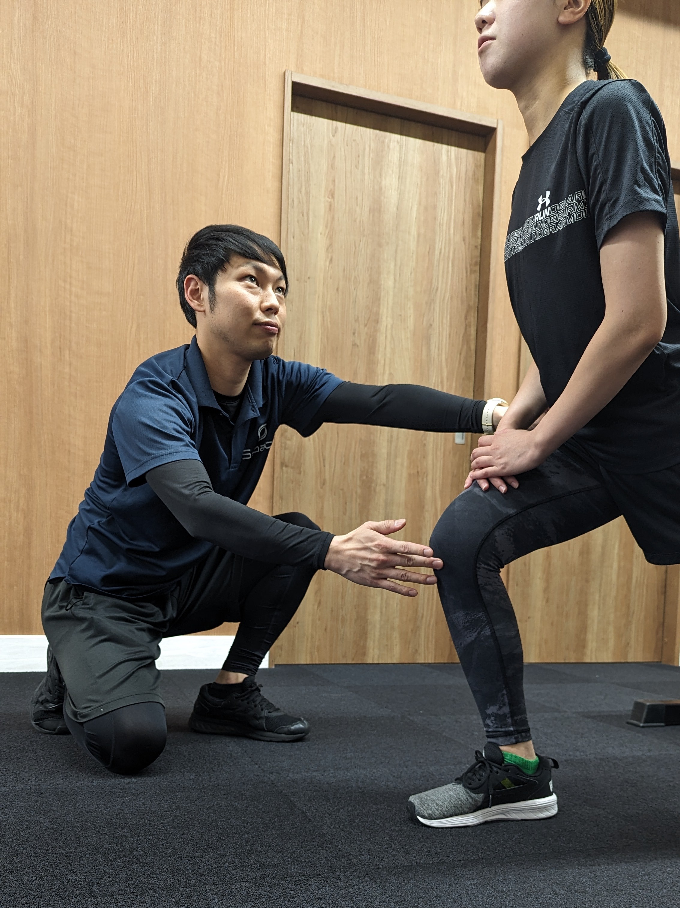S-pace豊橋店でツイスト動作を取り入れたパーソナルトレーニングを指導している様子